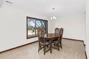 77 Lake Hinsdale Dr, Willowbrook, IL 60527 - Photo 17