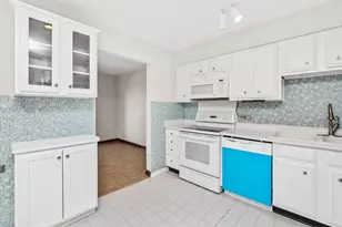 77 Lake Hinsdale Dr, Willowbrook, IL 60527 - Photo 13