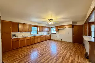 3517 N Henderson Rd, Freeport, IL 61032 - Photo 7