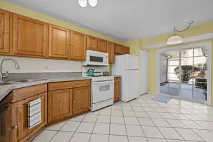 516 E Victoria Cir, North Aurora, IL 60542 - Photo 5