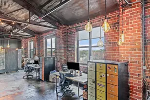 209 E Washington St, Bloomington, IL 61701 - Photo 37