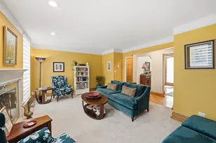 15 Manchester Ln, Elmhurst, IL 60126 - Photo 5