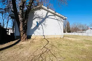 1007 Murphy St, Eldorado, IL 62930 - Photo 7