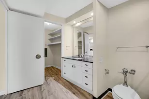 300 N State St, Chicago, IL 60654 - Photo 11