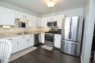 1014 Stonehedge Ct, Crystal Lake, IL 60014 - Photo 7