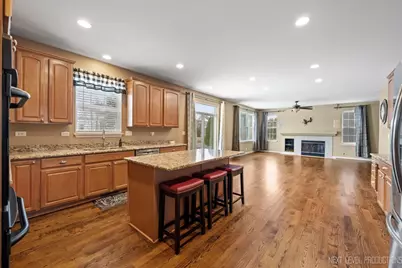 706 Versailles Parkway, Oswego, IL 60543 - Photo 3