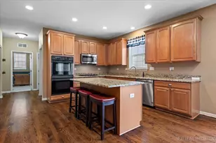 706 Versailles Pkwy, Oswego, IL 60543 - Photo 3