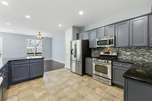 218 Goldenrod Dr, Elgin, IL 60124 - Photo 3