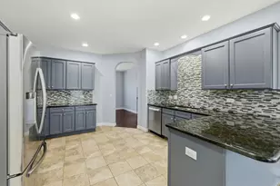 218 Goldenrod Dr, Elgin, IL 60124 - Photo 5