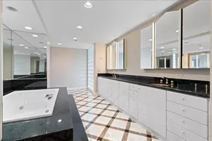 100 E Huron St, Chicago, IL 60611 - Photo 23