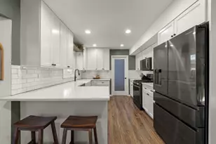 35 Cloverdale Ln, Schaumburg, IL 60194 - Photo 7