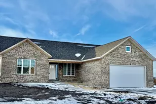 1927 Parkside Dr, Sycamore, IL 60178 - Photo 1