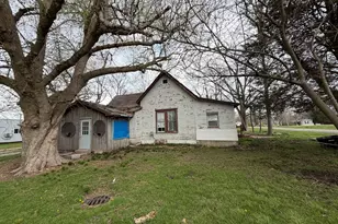 112 S Walnut St, Oakland, IL 61943 - Photo 9