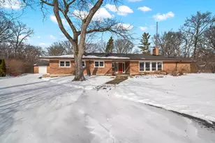 16 Yorkshire Dr, Lincolnshire, IL 60069 - Photo 1