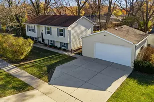 121 E Clarendon Dr, Round Lake Beach, IL 60073 - Photo 3