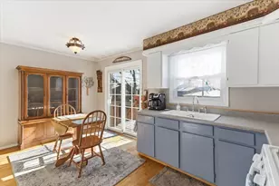 121 E Clarendon Dr, Round Lake Beach, IL 60073 - Photo 9