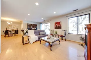 1025 Cottonwood Ct, Wheeling, IL 60090 - Photo 3