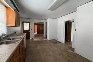 1021 Jefferson Ave, Charleston, IL 61920 - Photo 15