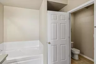 3100 Town Square Dr, Rolling Meadows, IL 60008 - Photo 13