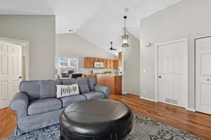 382 Crystal Ridge Dr, Crystal Lake, IL 60012 - Photo 5