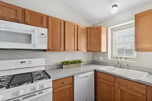 382 Crystal Ridge Dr, Crystal Lake, IL 60012 - Photo 11