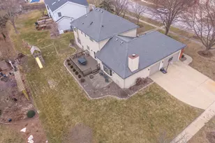 2813 Stonehurst Dr, Bloomington, IL 61704 - Photo 65