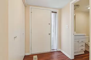 682 Claridge Cir, Hoffman Estates, IL 60169 - Photo 5
