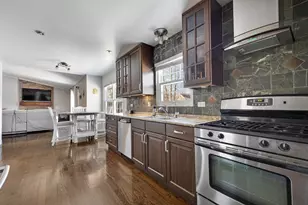 1300 Chatsworth Ln, Hoffman Estates, IL 60169 - Photo 5