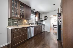 1300 Chatsworth Ln, Hoffman Estates, IL 60169 - Photo 3