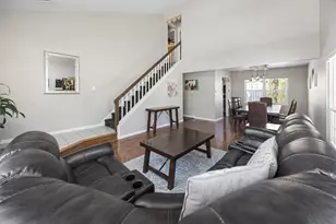 1300 Chatsworth Ln, Hoffman Estates, IL 60169 - Photo 11