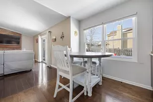 1300 Chatsworth Ln, Hoffman Estates, IL 60169 - Photo 7