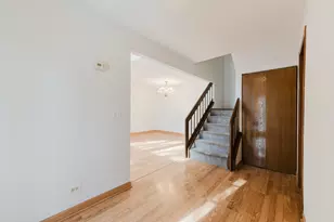 122 Brittany Dr, Streamwood, IL 60107 - Photo 3