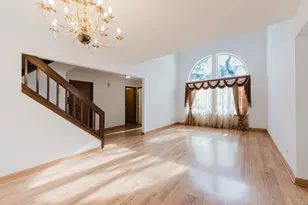 122 Brittany Dr, Streamwood, IL 60107 - Photo 9