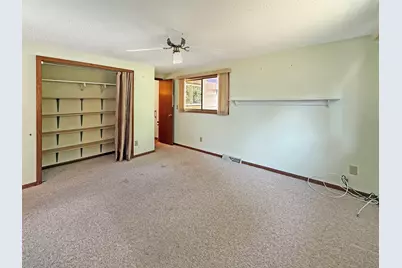 657 N Greenfield Drive, Freeport, IL 61032 - Photo 11