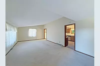 657 N Greenfield Drive, Freeport, IL 61032 - Photo 5