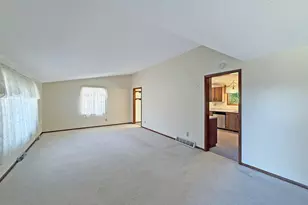 657 N Greenfield Dr, Freeport, IL 61032 - Photo 5