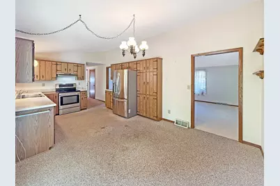 657 N Greenfield Drive, Freeport, IL 61032 - Photo 7