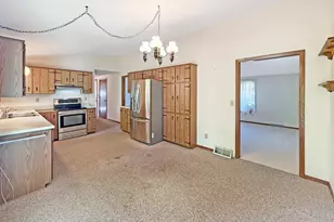 657 N Greenfield Dr, Freeport, IL 61032 - Photo 7