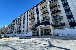 9731 N Fox Glen Dr, Niles, IL 60714 - Photo 3