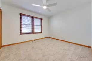 4075 N Parkside Dr, Hoffman Estates, IL 60192 - Photo 23