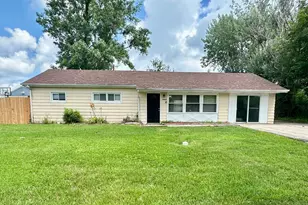 34W744 N James Dr, Saint Charles, IL 60174 - Photo 1