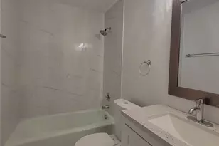 1 Oak Creek Dr, Buffalo Grove, IL 60089 - Photo 9