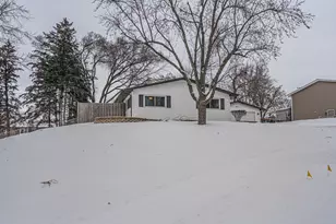 605 Tanglewood Dr, Streamwood, IL 60107 - Photo 5