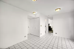 7 Dogwood Ct, Lake in the Hills, IL 60156 - Photo 5