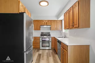 910 Dawn Ct, Dekalb, IL 60115 - Photo 5