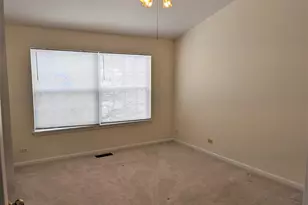 692 Silk Oak Ln, Crystal Lake, IL 60014 - Photo 9