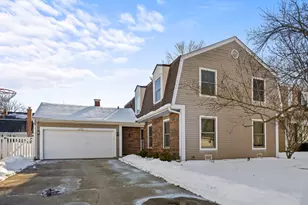 9 Edgewood Rd, Vernon Hills, IL 60061 - Photo 1