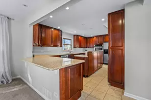 9 Edgewood Rd, Vernon Hills, IL 60061 - Photo 11