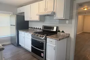 557 W Water St, Waukegan, IL 60085 - Photo 7