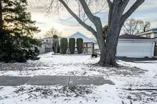 9170 Crescent Ct, Oak Lawn, IL 60453 - Photo 1